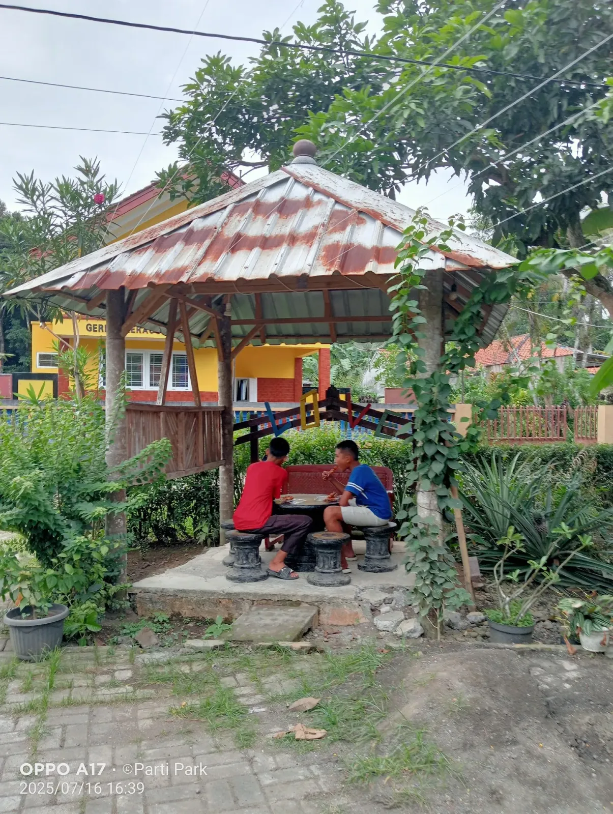Teras Rumah "Tombo Ati"