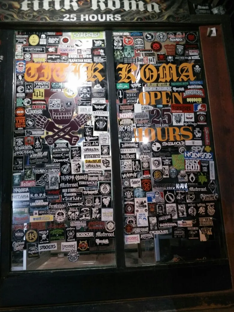 TITIK KOMA DISTRO