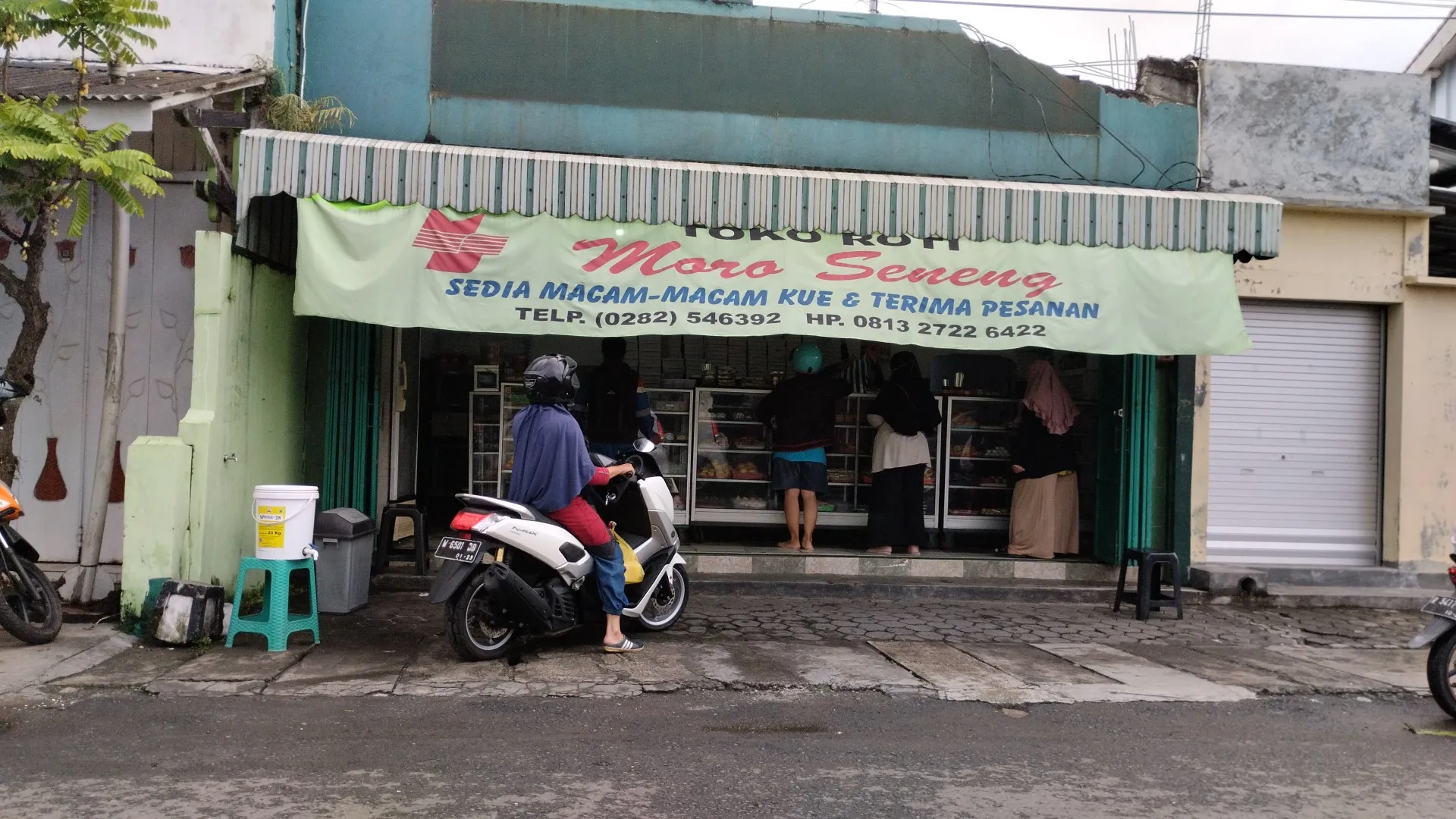 Toko Roti Moro Seneng