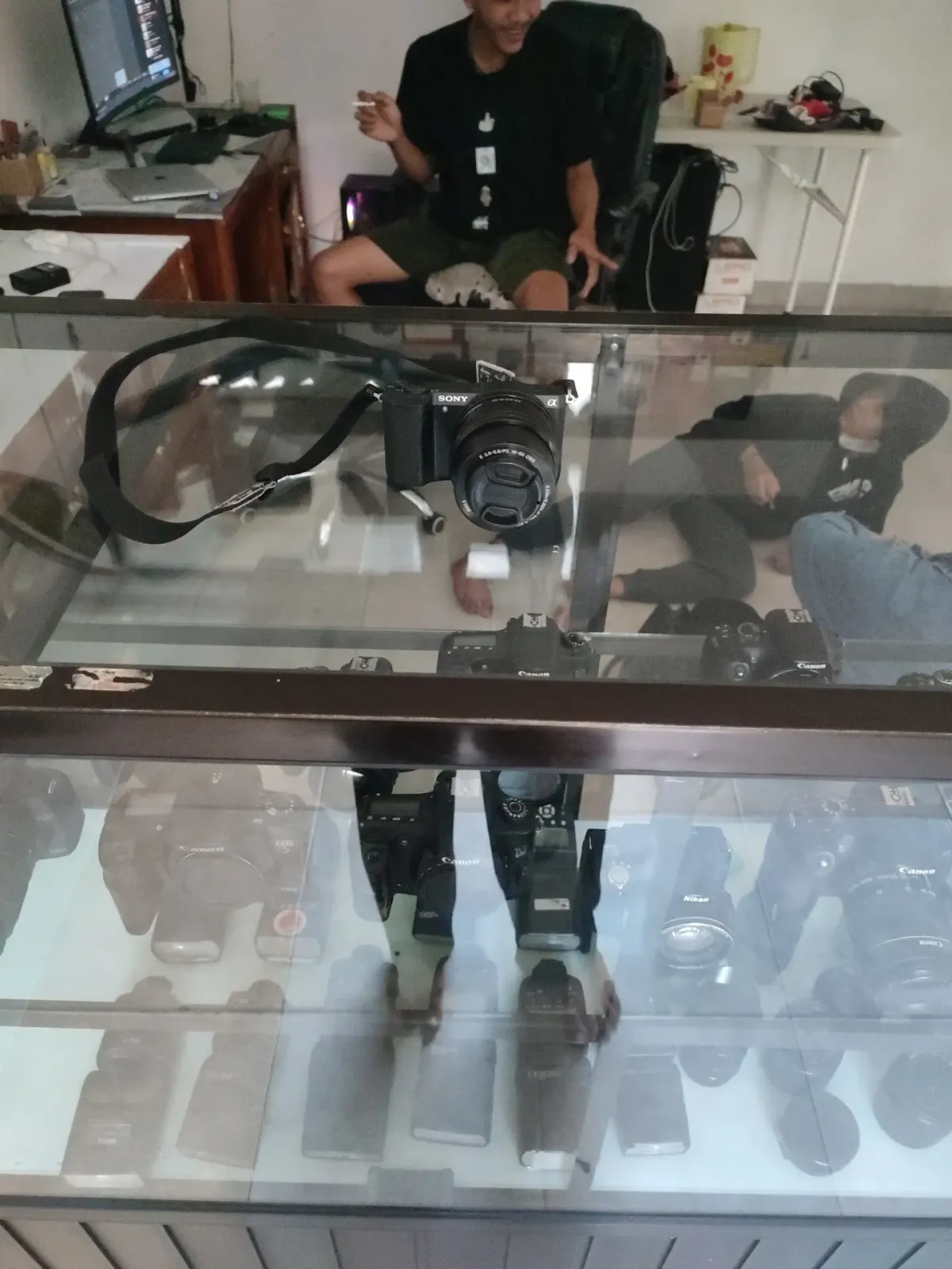 Toko senyum kamera