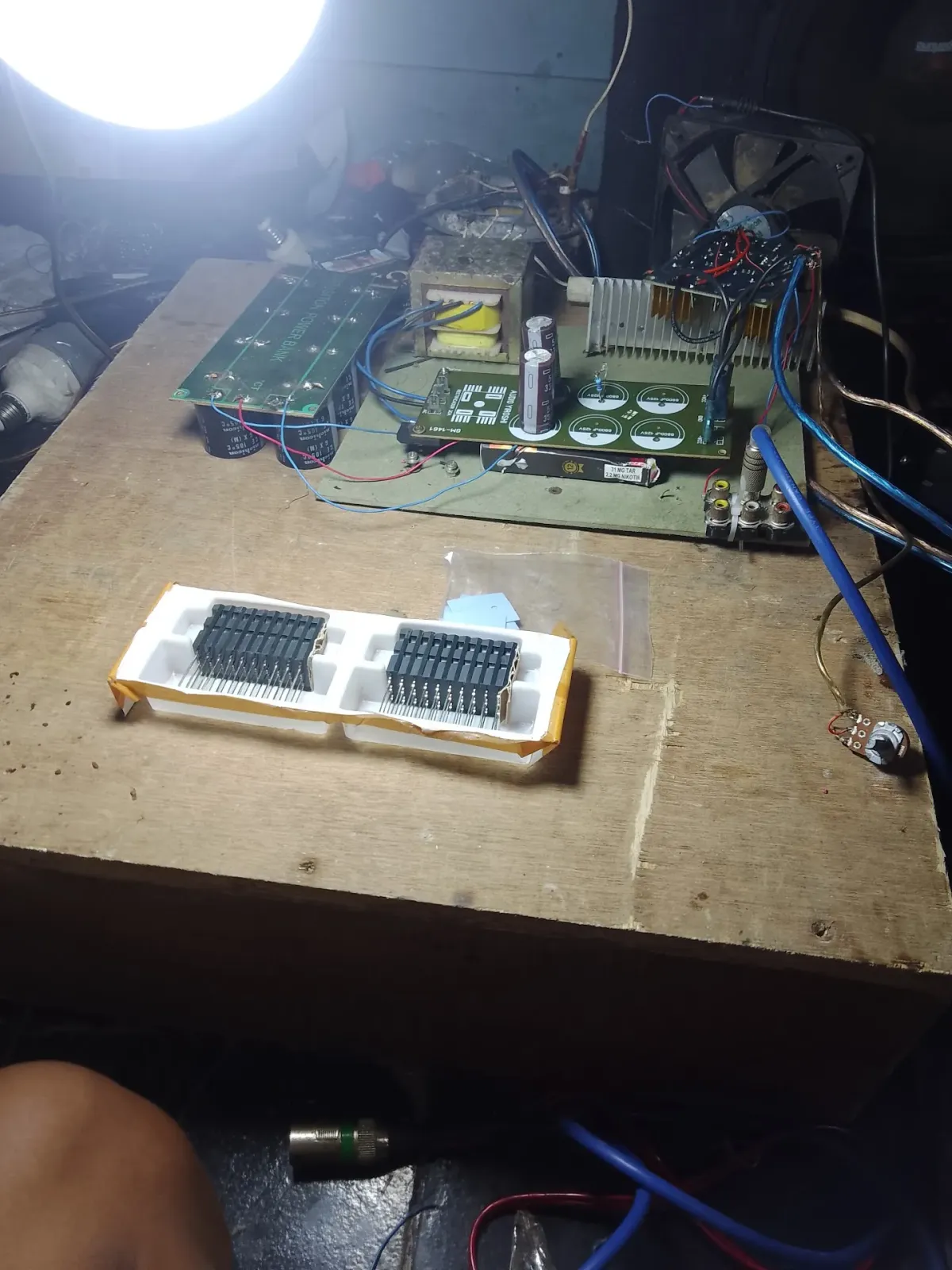 Tukang solder servis elektronik