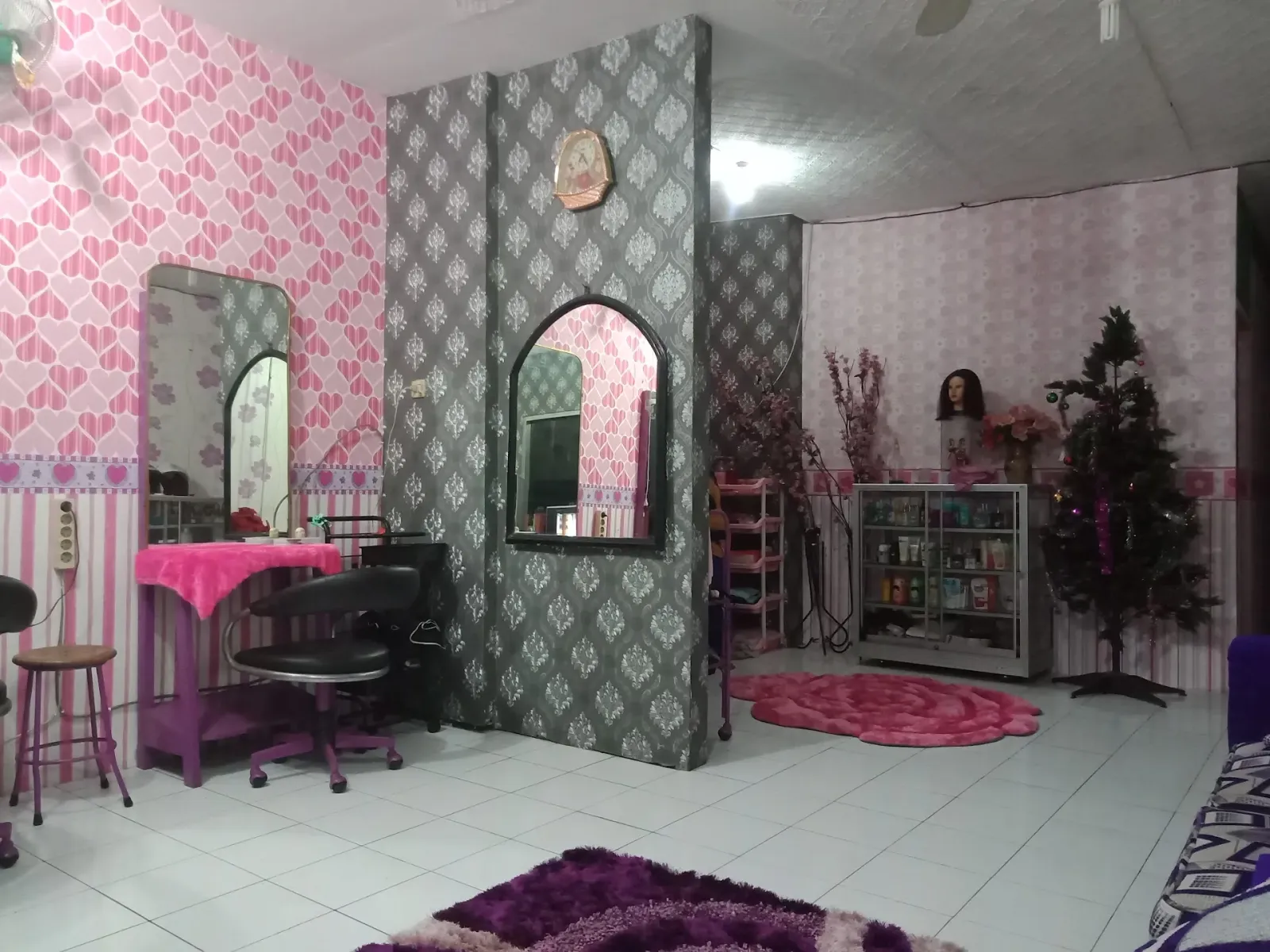 Vioo's Salon by Shelly