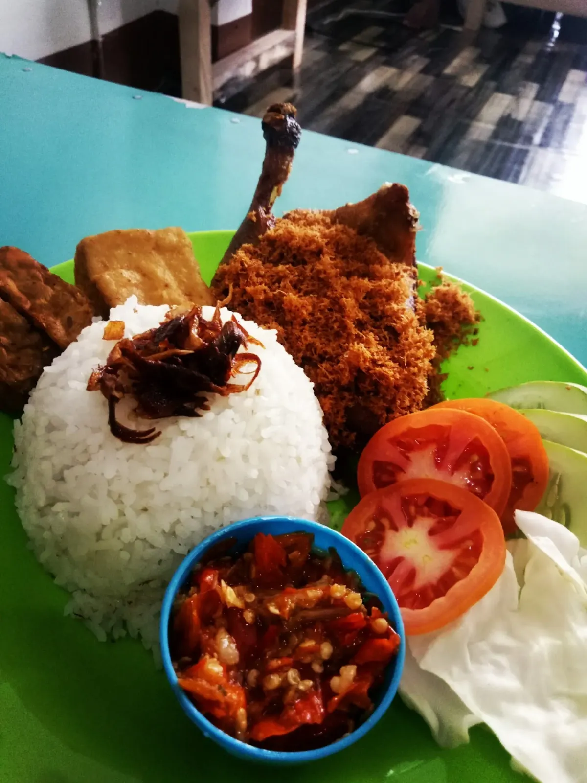 Warung ayam dan bebek goreng bangkit