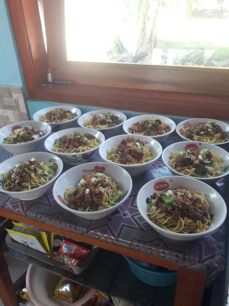 Warung bakso, mie ayam, sop buah Buwar
