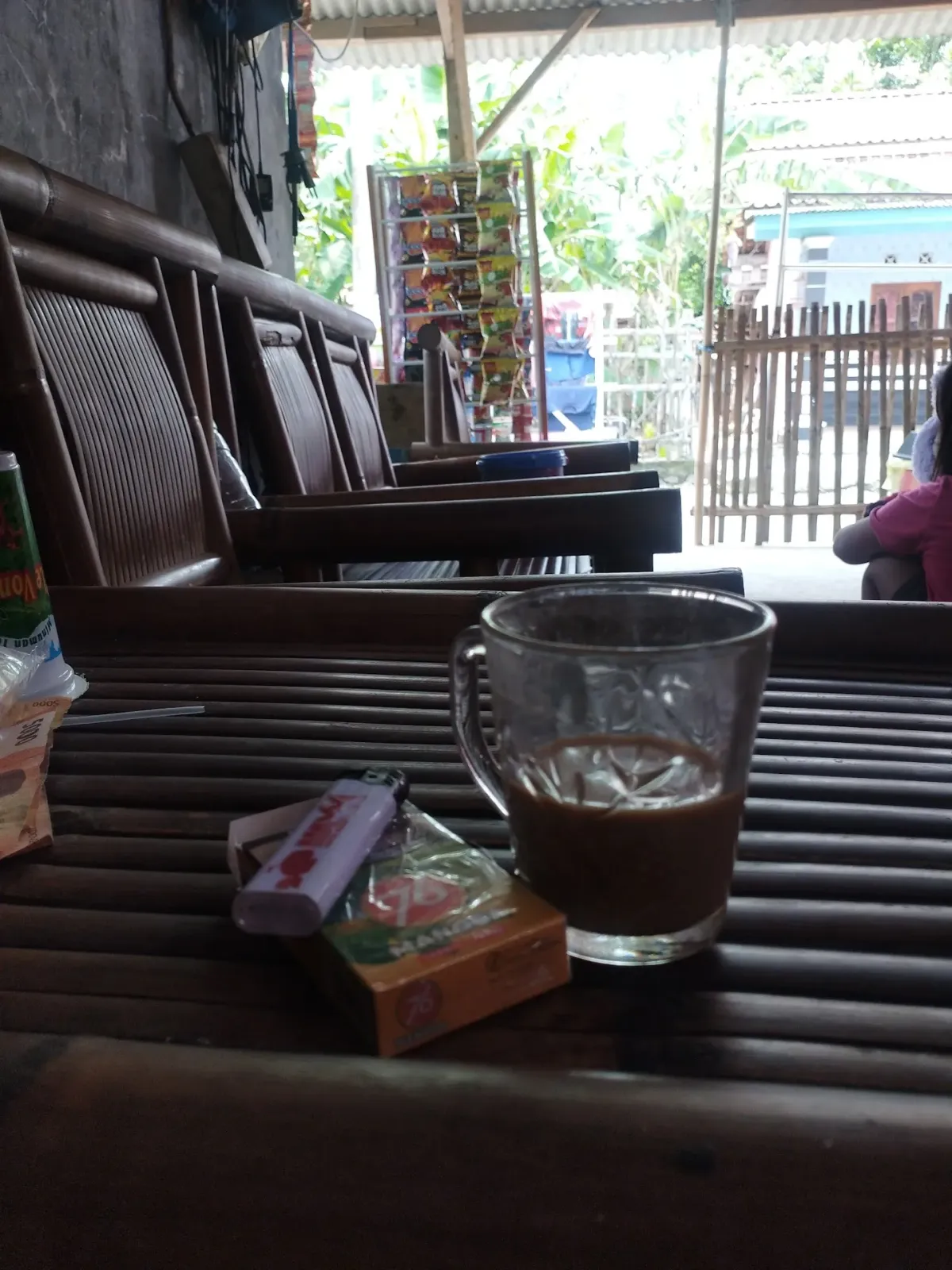 Warung bandeng dan aneka es , kopi , gorengan