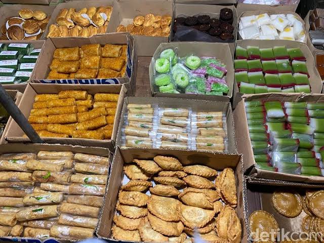 Warung catering ibu Kholifah jual aneka jajanan pasar dan catering makanan