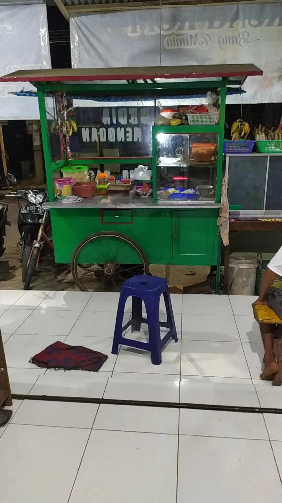 Warung gorengan, tahu masak dan bakso sapi
