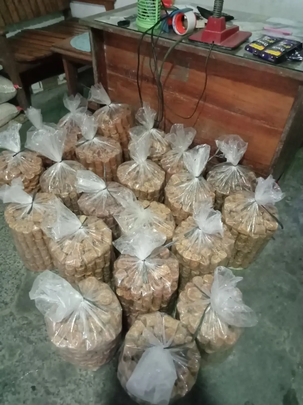 Warung kelontong dan gula jawa pak tumijan