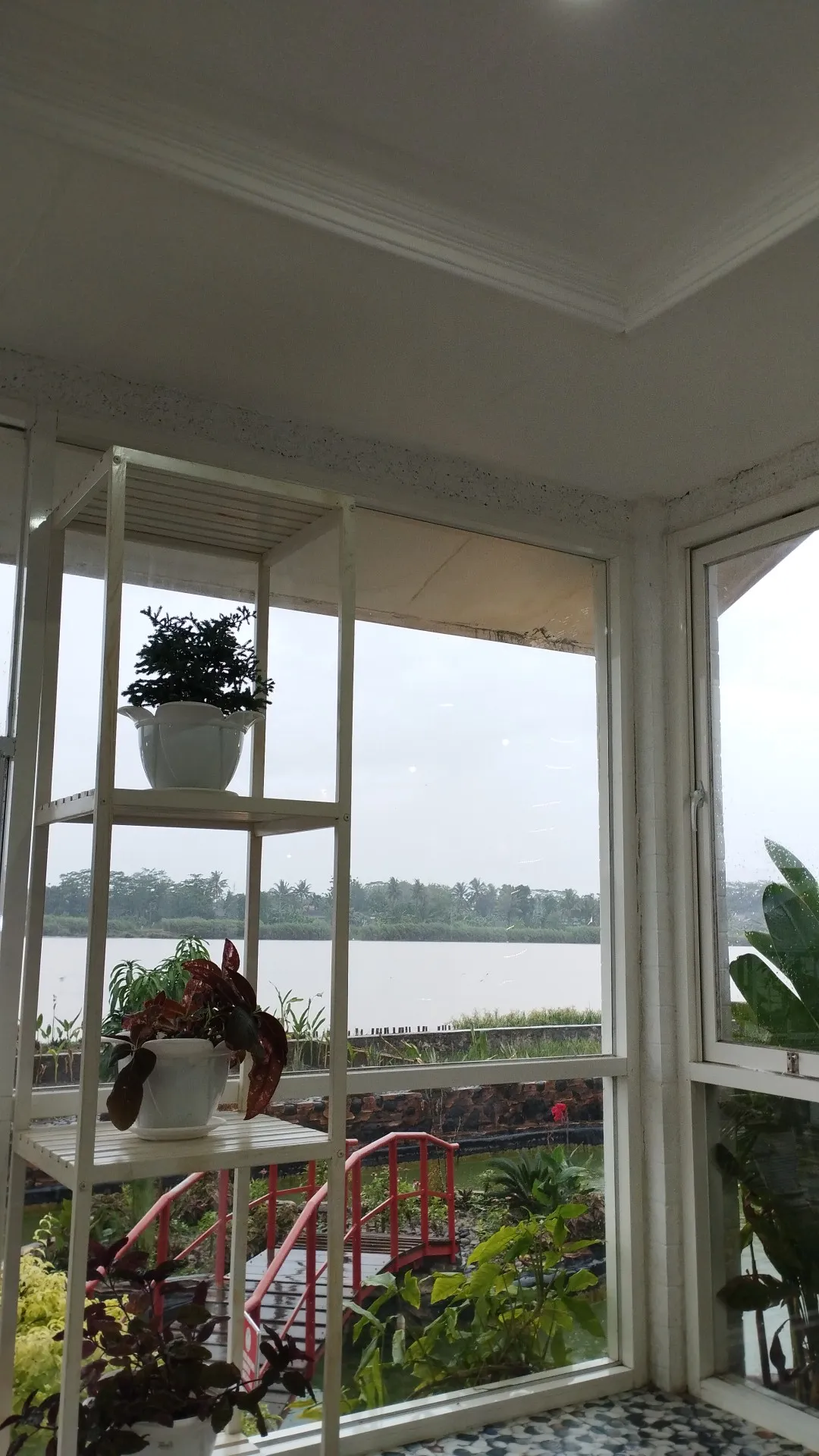Warung Pinggir Kali Dipo Serayu