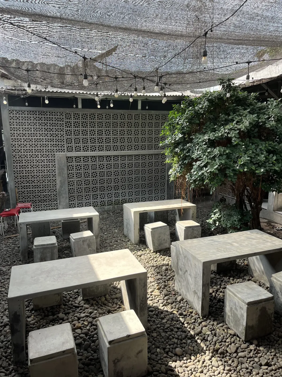 Warung pulNGUMPUL Cafe & Resto (Lesehan Mie Ayam Ceker & Gianni's Cafe Tambakreja)