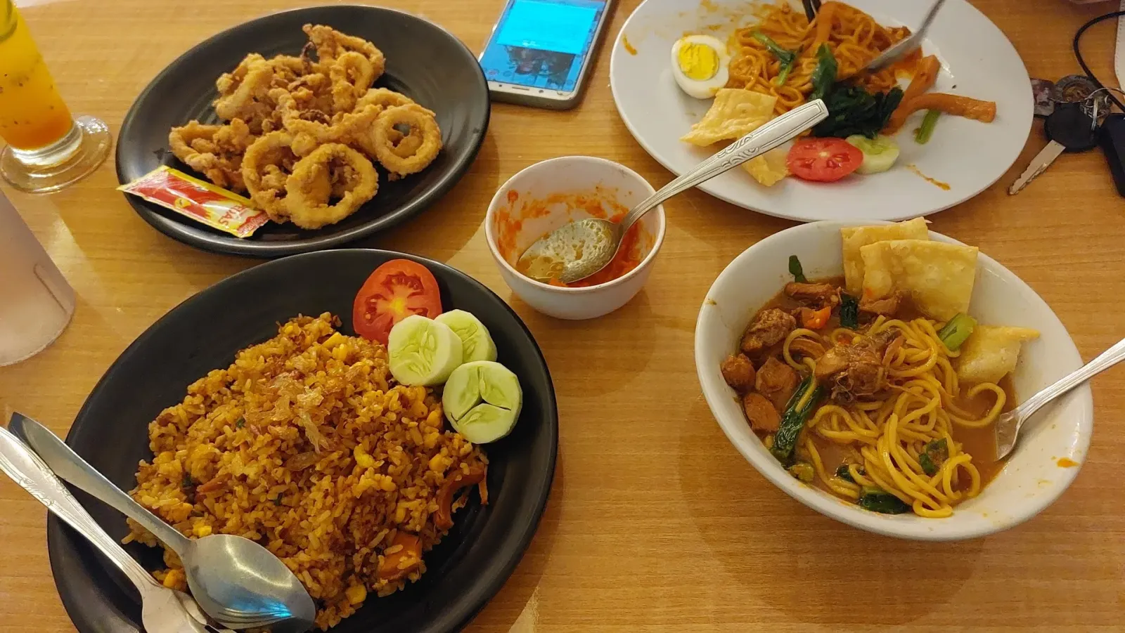 Warung pulNGUMPUL Cafe & Resto (Lesehan Mie Ayam Ceker & Gianni's Cafe Tambakreja)
