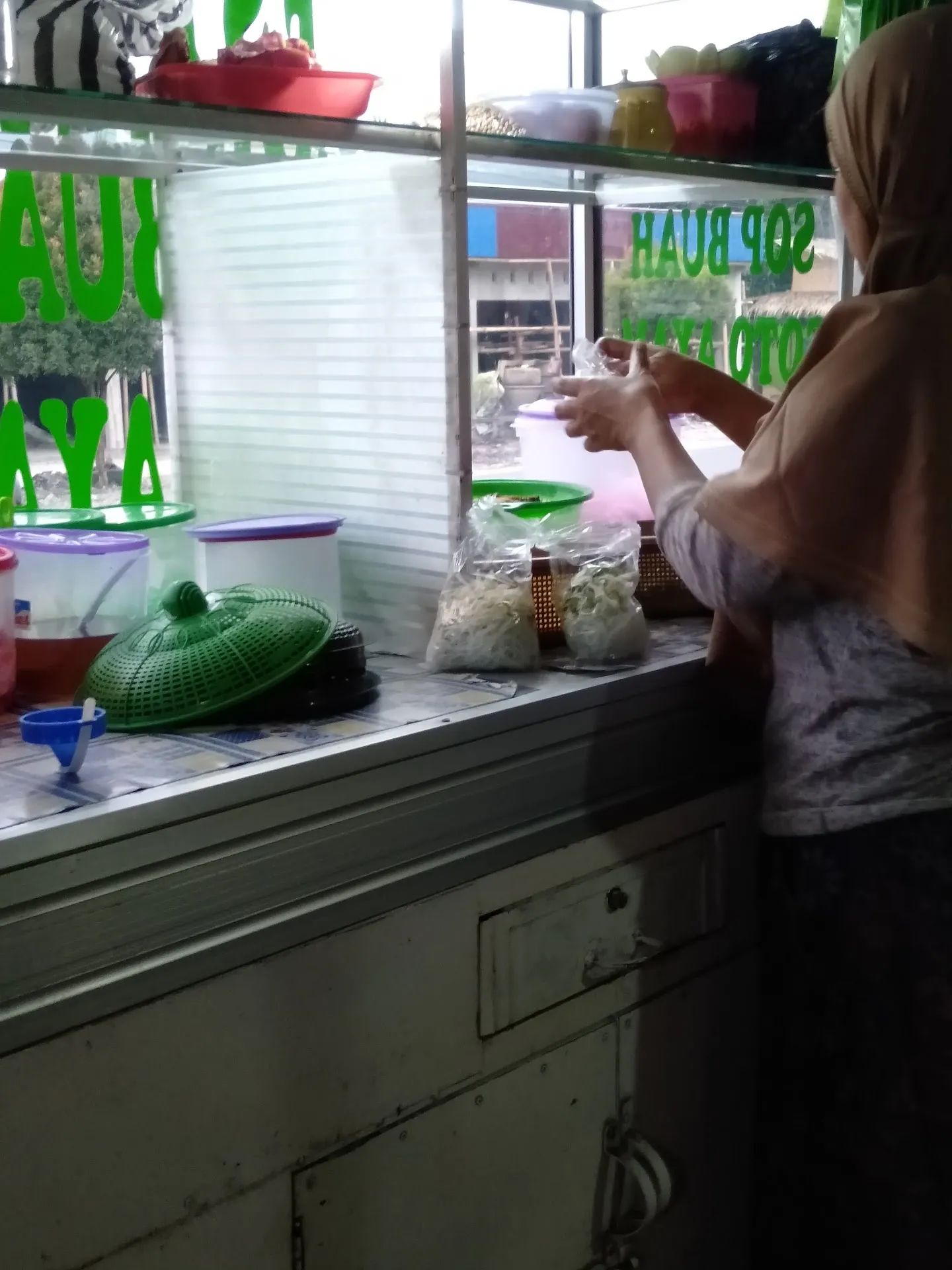 WARUNG SOTO AYAM DAN SOP BUAH