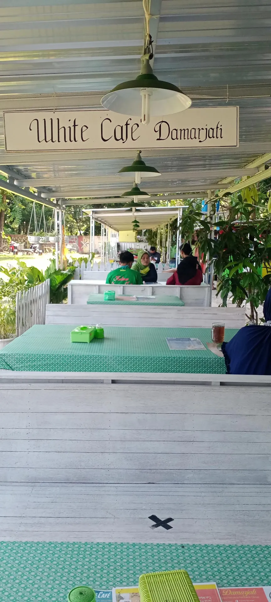 WHITE CAFE