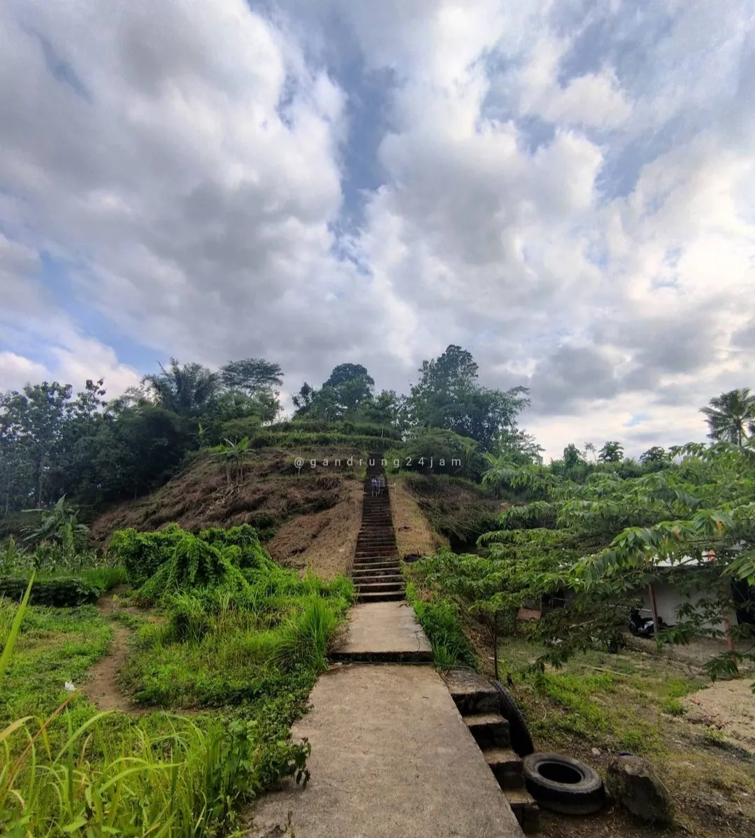Wisata Bukit Damar Wulan