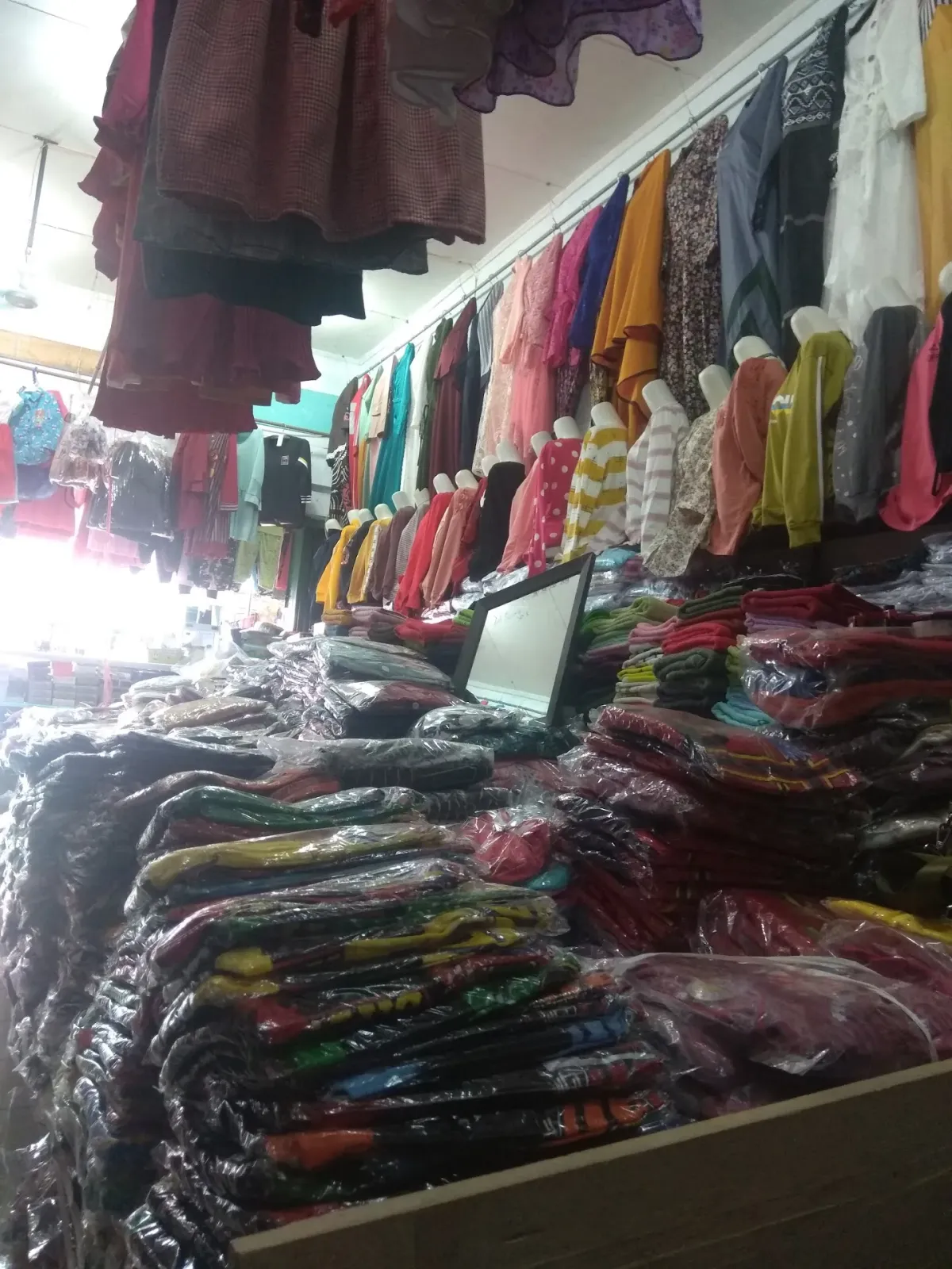 Yuli Busana Wangon