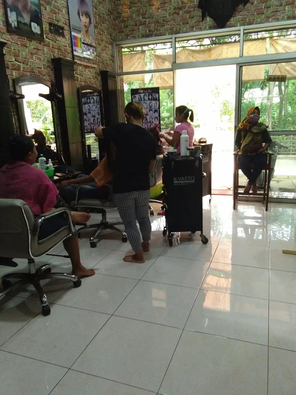 Yuni Beauty Salon (Istana Manten)