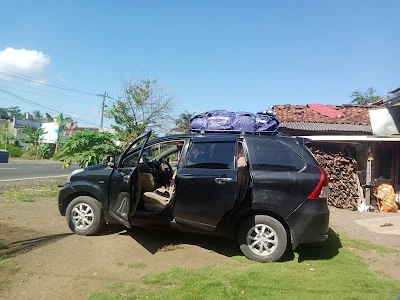 Yogi trans travel & charter mobil