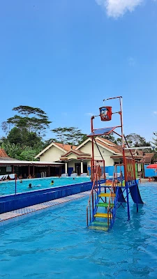 Kolam Renang Azira