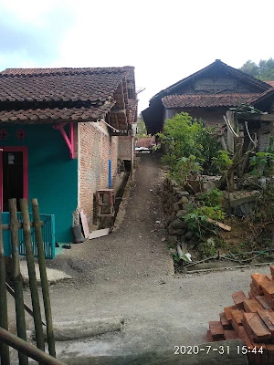Rumah belakang warung burayah