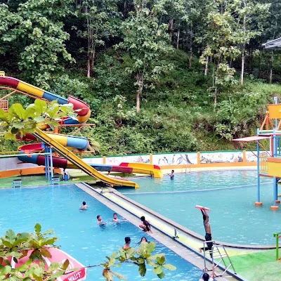 Kolam renang sawah