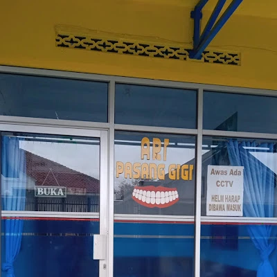 Eddi Tukang Bikin Gigi