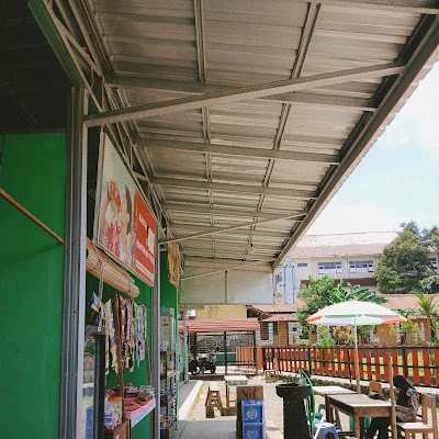 Kantin sekolah Mbah Zoya