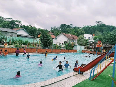 Kolam Renang Taman Bambu Kuning