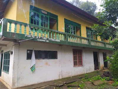 Pondok Pesantren putra putri at tholabah