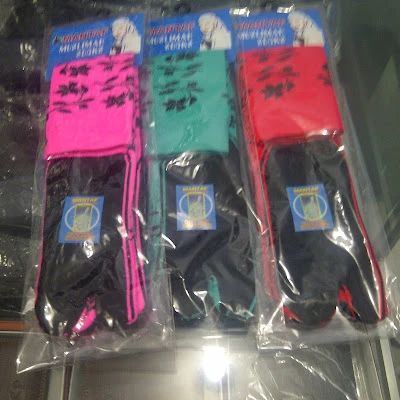 Grosir kaos kaki, sarung tangan dan topi