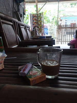 Warung bandeng dan aneka es , kopi , gorengan