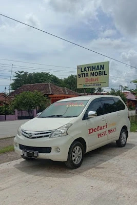 Kursus mengemudi mobil