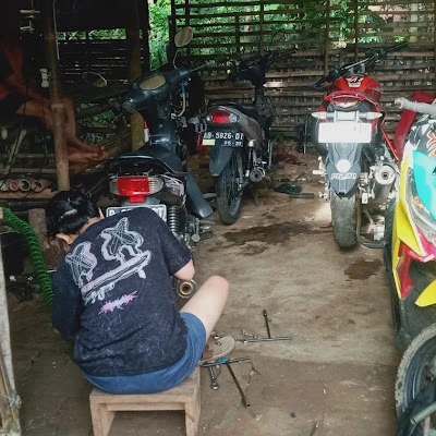Bengkel motor dede