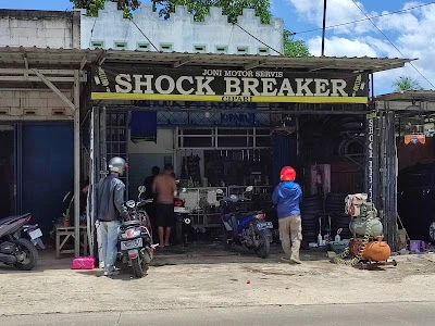 Servis Shock Breaker, Depan Makam Cipari