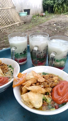Mie ayam dan gorengan bu bayinah