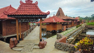 Rumah makan Joglo apung & kolam renang waterboom kalikidang