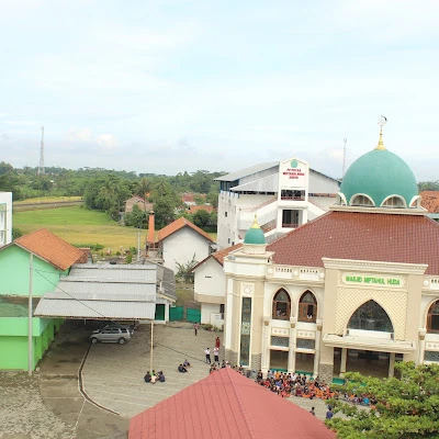 Komplek pengurus putra pondok pesantren Miftahul Jannah