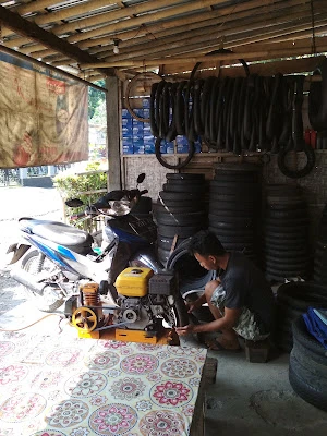 Warung Kopi Dan Tambal Ban Pertelon