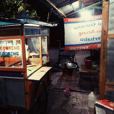 Nasi goreng depan toko mas