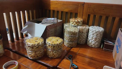 Aneka jajanan lebaran pak Gisus
