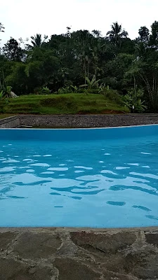 Kolam renang mangkrak