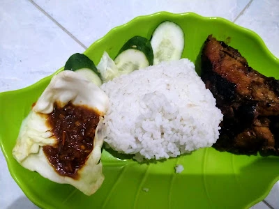 Lesehan ayam bakar UMKM UMP