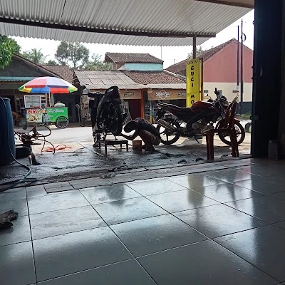 Andreas cuci motor