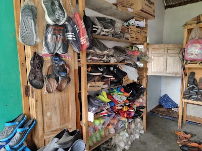 Tukang Sol Sepatu Pak Salimun