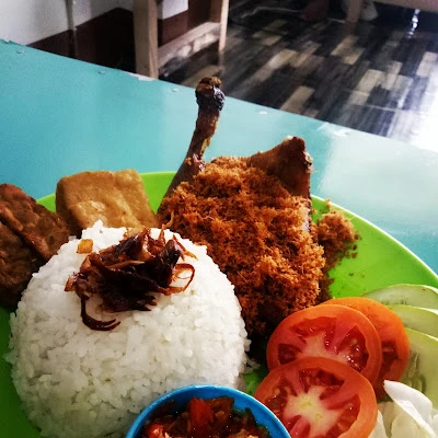 Warung ayam dan bebek goreng bangkit