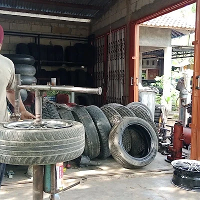 Tambal ban tubles motor dan mobil 'Pak Zaenal'
