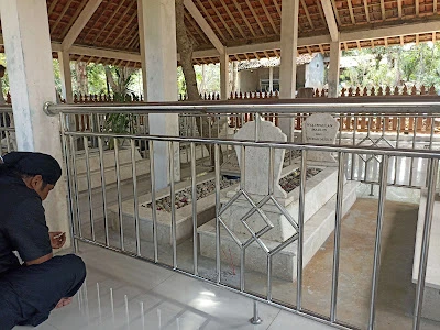 Makam Simbah K Maulan Maulin, KH Ibrohim Dan Keluarga Sikeris