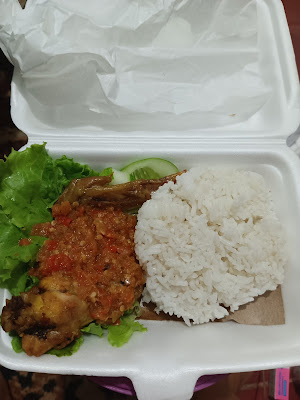 Ayam goreng serundeng dan es teh
