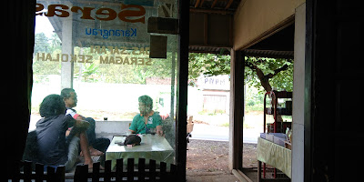 Ayam Goreng Warung Rames Kampung Yu. Yuti