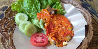 Ayam Penyet dan Serundeng Ahsani