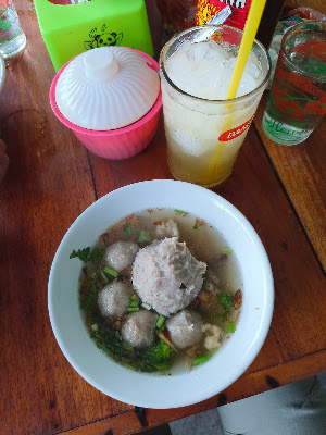 Bakso dan Mie Ayam " ARTOMORO"